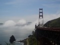 Wolken ziehen durch die Golden Gate Bridge